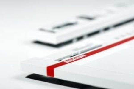 Nahaufnahme einer weißen Platte mit roten Akzenten