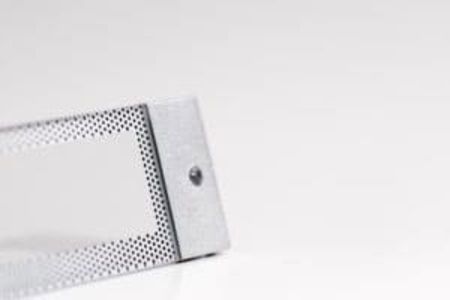 Nahaufnahme einer metallischen perforierten Plattenkante